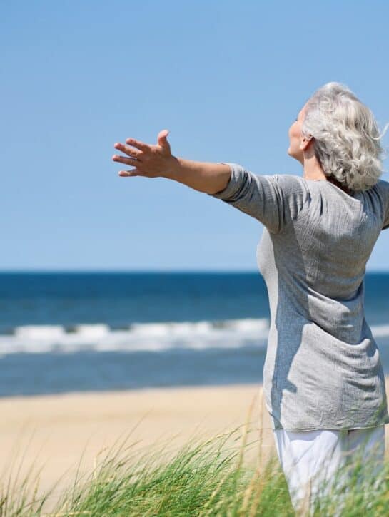 grauhaarige Frau am Meer