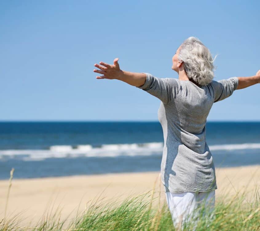 grauhaarige Frau am Meer