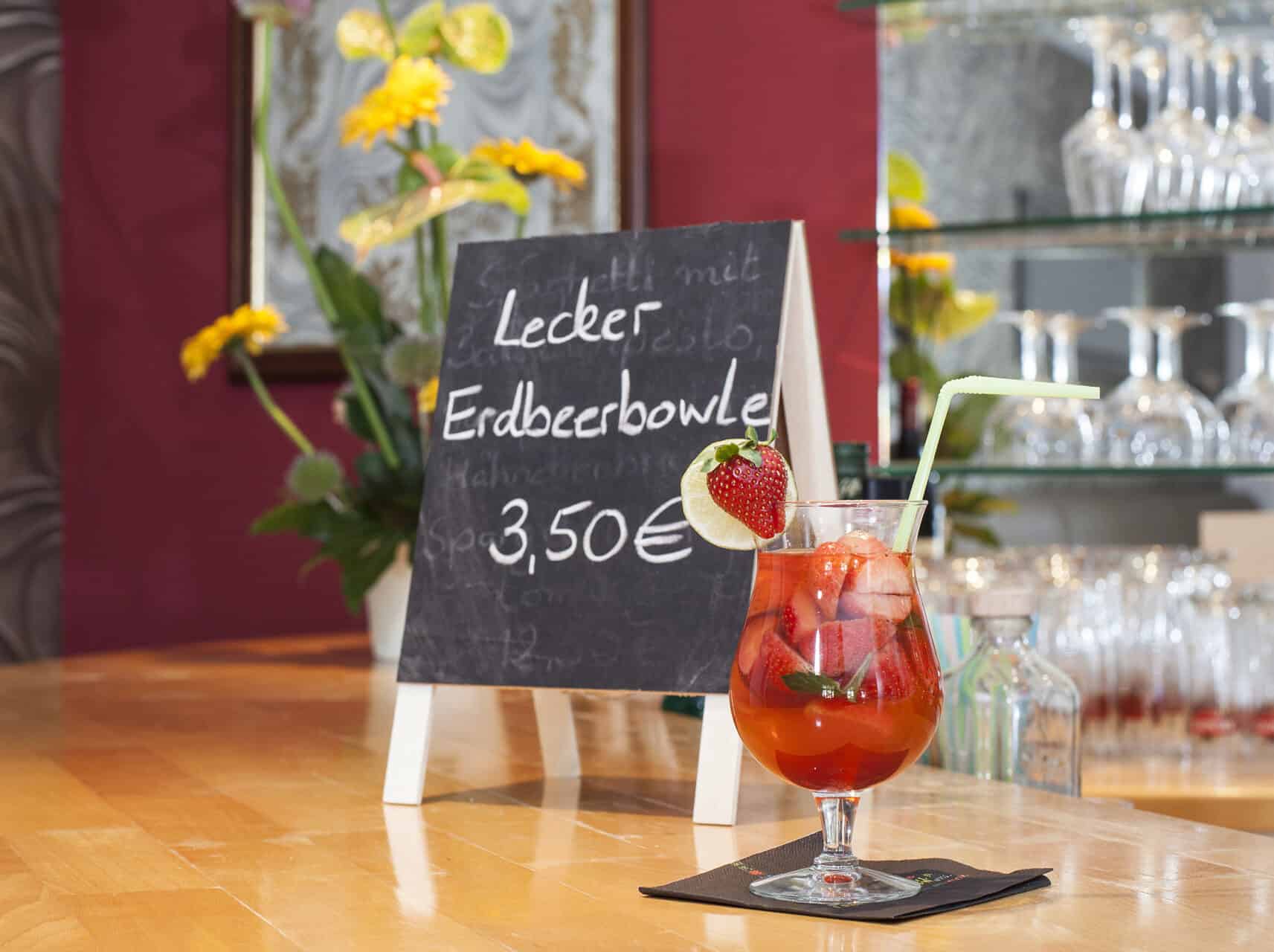 Hotel-Residenz-Bar-leckere-Erdbeerbowle